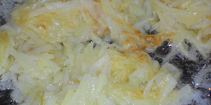Zapečené růžičkové kapustičky ve smetaně pod bramborovou čepicí (první polovinu opékáme na oleji)