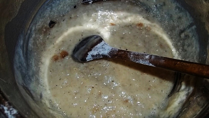 Zapražená kapustová polévka na špeku s kroupama, na špeku zapražíme mouku...