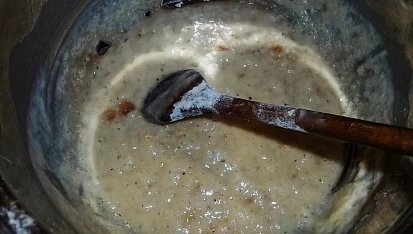 Zapražená kapustová polévka na špeku s kroupama, na špeku zapražíme mouku...