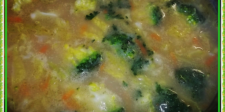 Zapražená kapustová polévka na špeku s kroupama