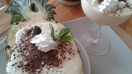 Ananas plněný krémem ze smetany a tvarohu