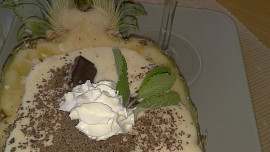Ananas plněný krémem ze smetany a tvarohu