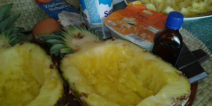 Ananas plněný krémem ze smetany a tvarohu