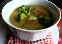 Bramborovo-brokolicová polévka s houbami