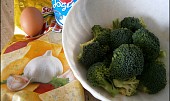 Brokolice v česnekovém"chips"kabátku, část použitých surovin