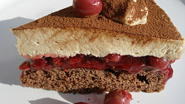 Cappuccinový dort s třešněmi