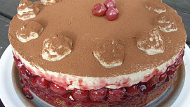 Cappuccinový dort s třešněmi