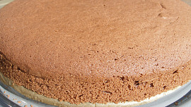 Cappuccinový dort s třešněmi