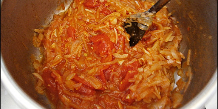 na másle orestujeme cibuli s česnekem,přidáme rajčata s nálevem