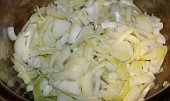 Cibulovo-celerová polévka (cibule smažíme pod pokličkou...)