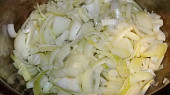 Cibulovo-celerová polévka, cibule smažíme pod pokličkou...