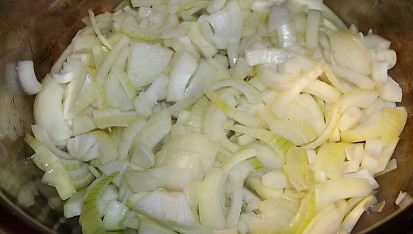 Cibulovo-celerová polévka, cibule smažíme pod pokličkou...