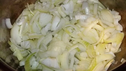 Cibulovo-celerová polévka, cibule smažíme pod pokličkou...