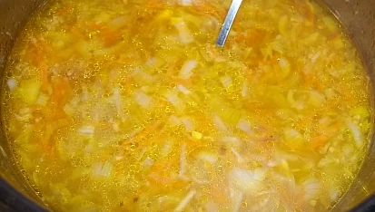 Cibulovo-celerová polévka, přidáme vývar a nastrouhanou zeleninu...
