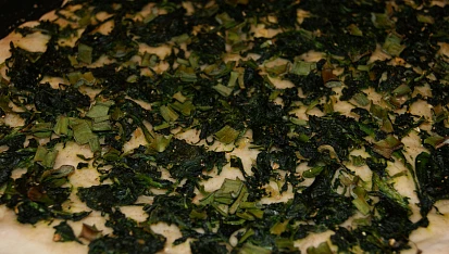 Dietní celozrnná špenátová pizza s jarní cibulkou