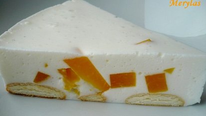 Dietní i dia nepečené tvarohové bábovičky s ovocem, Připraveno v dortové formě, dole piškoty, dia jsou celozrnné.