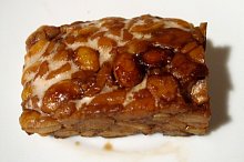 Hotový tempeh marinovaný a osmažený