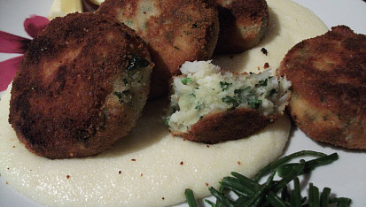 Fish cakes (rybí karbanátky), na obrázku s  polentovou kaší a mořskou trávou