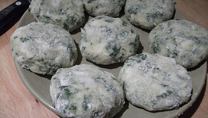 Fish cakes (rybí karbanátky), připravené k obalení ve vejci a strouhance
