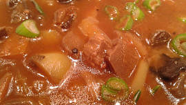 Guláš z loňského sběru lesních hub a z čerstvých  zelených paprik