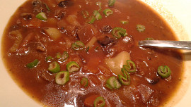 Guláš z loňského sběru lesních hub a z čerstvých  zelených paprik