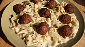 Hořčicovo-medová omáčka, s domácíma těstovinama a pečenýma švédskýma koulema (vegetariánskýma)