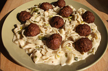 s domácíma těstovinama a pečenýma švédskýma koulema (vegetariánskýma)