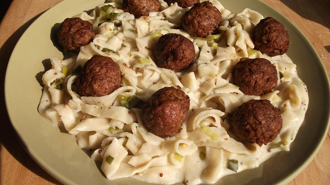 Hořčicovo-medová omáčka, s domácíma těstovinama a pečenýma švédskýma koulema (vegetariánskýma)