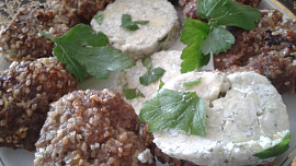 Hovězí karbanátky se sýrovým máslem  a řapíkatým celerem