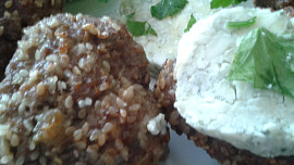 Hovězí karbanátky se sýrovým máslem  a řapíkatým celerem