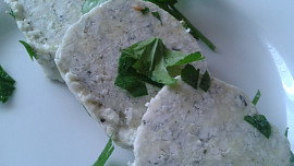 Hovězí karbanátky se sýrovým máslem  a řapíkatým celerem