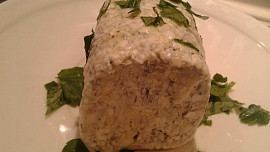 Hovězí karbanátky se sýrovým máslem  a řapíkatým celerem