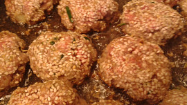 Hovězí karbanátky se sýrovým máslem  a řapíkatým celerem