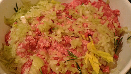 Hovězí karbanátky se sýrovým máslem  a řapíkatým celerem