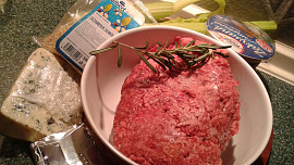 Hovězí karbanátky se sýrovým máslem  a řapíkatým celerem