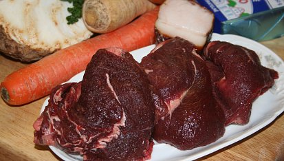 Hovězí líčka na tmavém pivě a kořenové zelenince