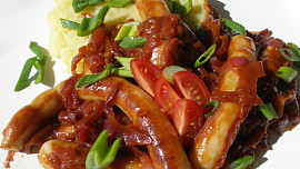 Klobásky s karamelizovanou cibulovou omáčkou