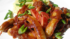 Klobásky s karamelizovanou cibulovou omáčkou