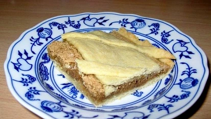 Koláč s ořechovým piškotem
