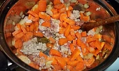 Kořeněná mrkvová polévka s rýží, mletým masem a smetanou, mrkev s masem a cibulí osmažíme a dusíme