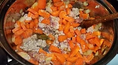 Kořeněná mrkvová polévka s rýží, mletým masem a smetanou, mrkev s masem a cibulí osmažíme a dusíme