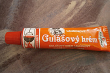 lahůdkový gulášový krém zakoupíme v Intersparu i Kauflandu mezi tuňákovou a sardelovou pastou