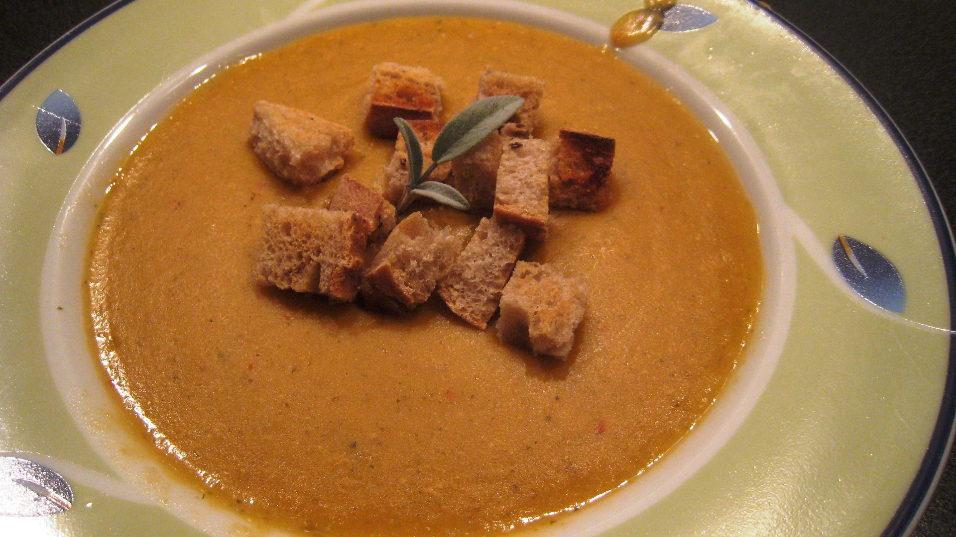 Krémová polévka z červené čočky s krutonky