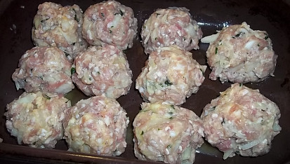 Kuličky zapečené s ochucenou kysanou smetanou, naskládané kuličky...