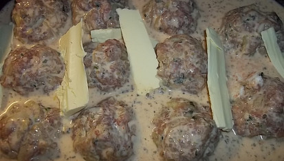 Kuličky zapečené s ochucenou kysanou smetanou, zalijeme ochucenou smetanou a dáme péct...