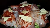 Kuře na vybrané zelenině, přikryjeme a dáme péct