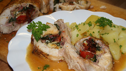 Kuřecí roláda s mozzarellou, olivami a vínem