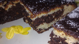 Lehounká dvoubarevná buchta z podmáslí, jablíček a kokosu