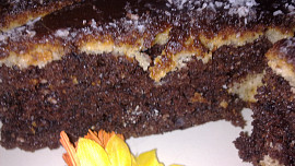 Lehounká dvoubarevná buchta z podmáslí, jablíček a kokosu