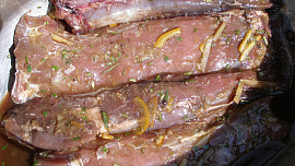 Marinované kančí panenky a hřbety